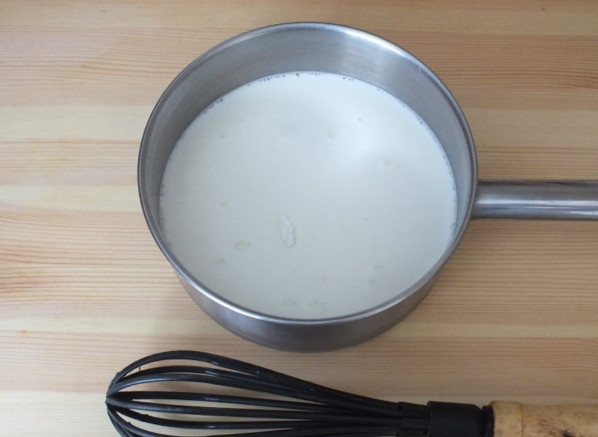 1. Этап. Пирожные с кремом и ягодами: Приготовьте крем. Смешайте молоко, 50 грамм крахмала, 80 грамм сахара, мёд, поставьте на огонь. При непрерывном помешивании варите до загустения.