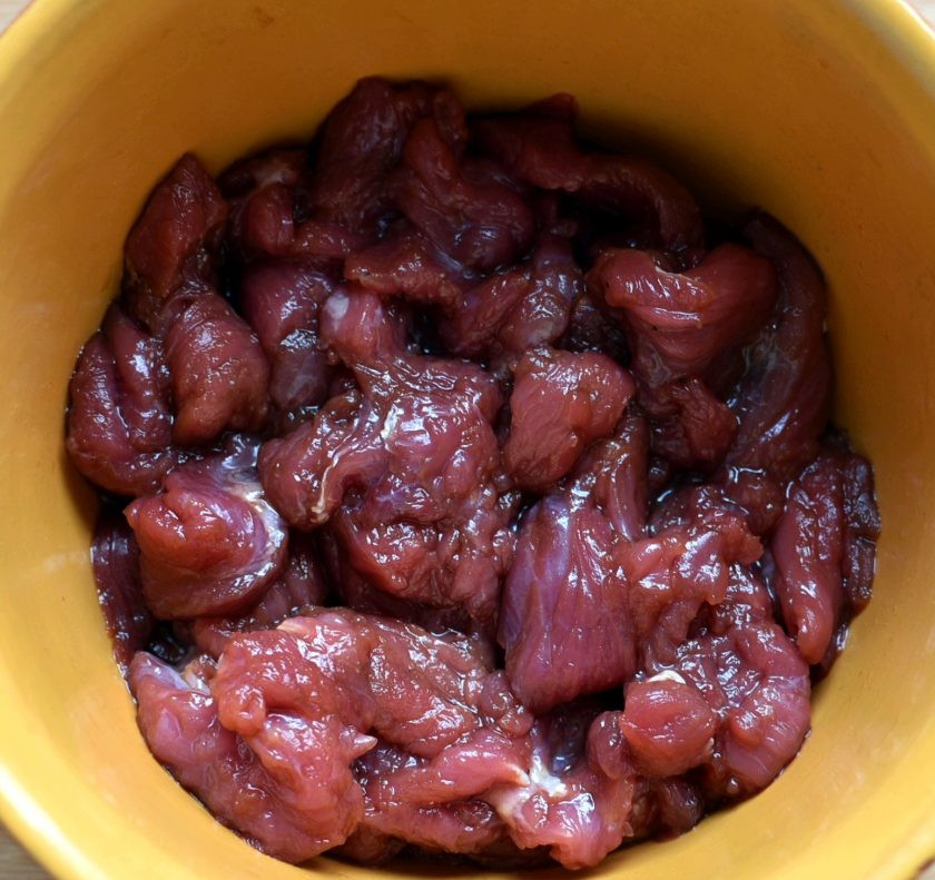 1. Этап. Маринованная говядина с овощами и зеленью: Нарежьте говяжью мякоть тонкими полосками, замаринуйте ее в ложке соевого соуса с добавлением водки. Уберите в холодильник на 2-3 дня, раз в день перемешивайте.