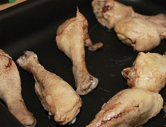 1. Этап. Кабачки по-египетски: 1. Курицу отвариваем до полуготовности в подсоленной воде, а потом обжариваем на растительном масле или запекаем в духовке. Бульон не выливаем.