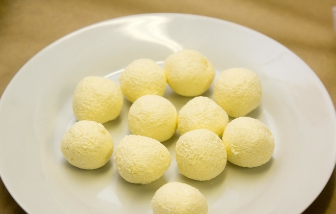 1. Этап. Пельмени с творогом: 5. Хорошенько смешайте начинку, затем отщипните небольшую часть и сформируйте шарик размером с 5-ти копеечную монету.