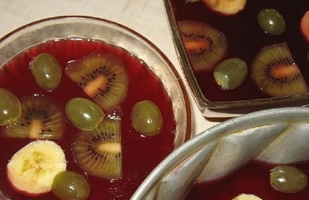 1. Этап. Желе с агар-агаром: Опять добавляем фрукты.