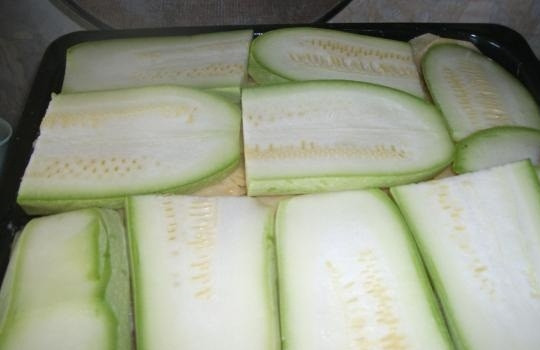 1. Этап. Кабачки по-венски: 8. Сверху положить ломтики кабачков как можно плотнее друг к другу.