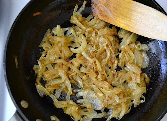 1. Этап. Пицца со сливочным соусом: 3. Готовьте лук, пока он не начнет карамелизироваться, затем выложите его со сковороды.