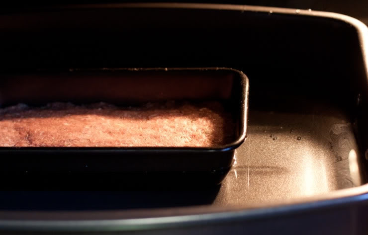 1. Этап. Гирос: Залейте мясо водой так, чтобы оно утонуло на половину. Запекайте до полной готовности, примерно один час и двадцать минут.