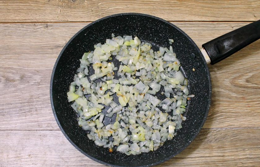 1. Этап. Мясо с баклажанами в горшочках в духовке: Репчатый лук почистите и мелко порежьте. В сковороду налейте растительное масло, разогрейте и обжарьте лук в течение 5-7 минут, перемешивая на среднем огне.