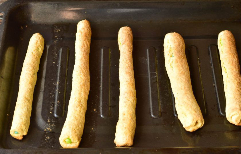 1. Этап. Печенье Карандаши: Отправьте печенье в разогретую до 190 градусов духовку на 10-15 минут.