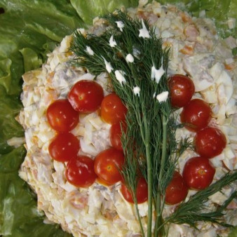 Салат из консервированных кальмаров и шампиньонов