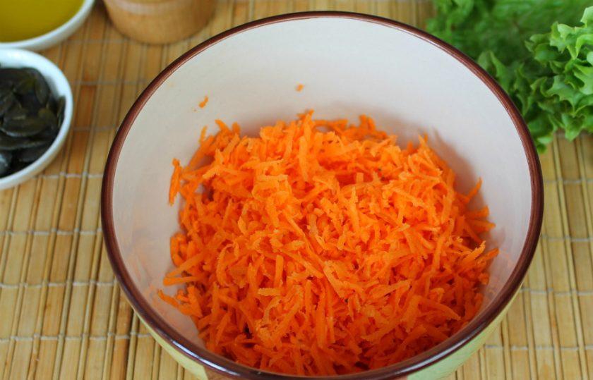 1. Этап. Салат Оранжевое чудо: Морковь трем на терке.