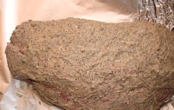 1. Этап. Свинина с чесноком в духовке: 4. Готовой смесью смазать нашпигованное мясо со всех сторон.