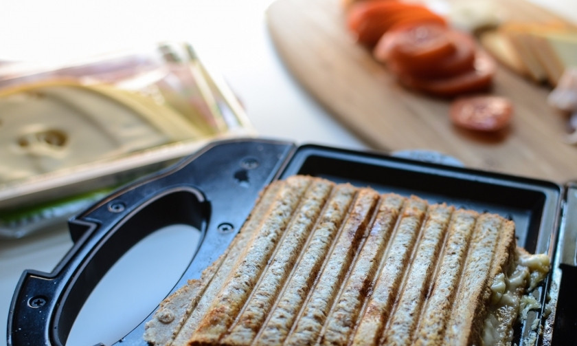 1. Этап. Тосты в бутерброднице: Закройте и запекайте тосты в бутерброднице до готовности;) Затем откройте и дайте им немного остыть (минуту-две), а то сначала они очень горячие, можете обжечься.