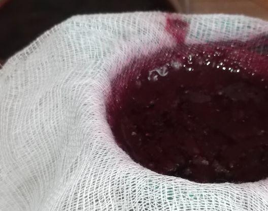 1. Этап. Вино из шелковицы: 3. Отфильтруем теперь все лишнее.