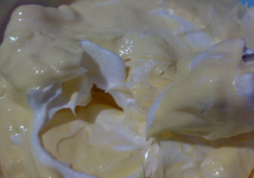 1. Этап. Торт Птичье молоко на желатине: 3. Смешаем две массы, чтобы белки не опали при этом.