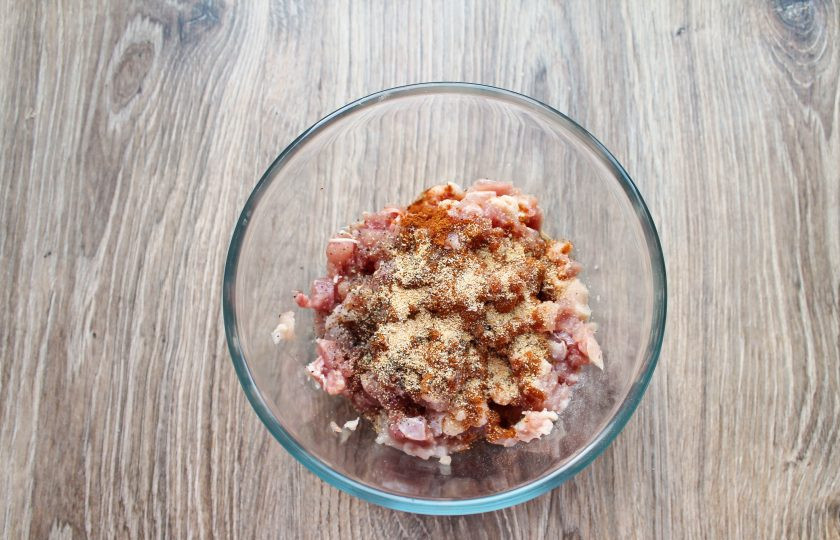 1. Этап. Сальчичон из курицы: Всыпьте сухой чеснок в миску с фаршем.