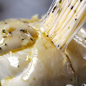 1. Этап. Чесночные булочки: Когда узелки поднялись, нанесите на них глазурь.