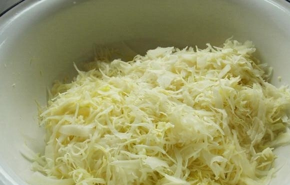 1. Этап. Капуста маринованная сладкая: Капусту помойте и тонко нашинкуйте. Морковь помойте, почистите и натрите к капусте.