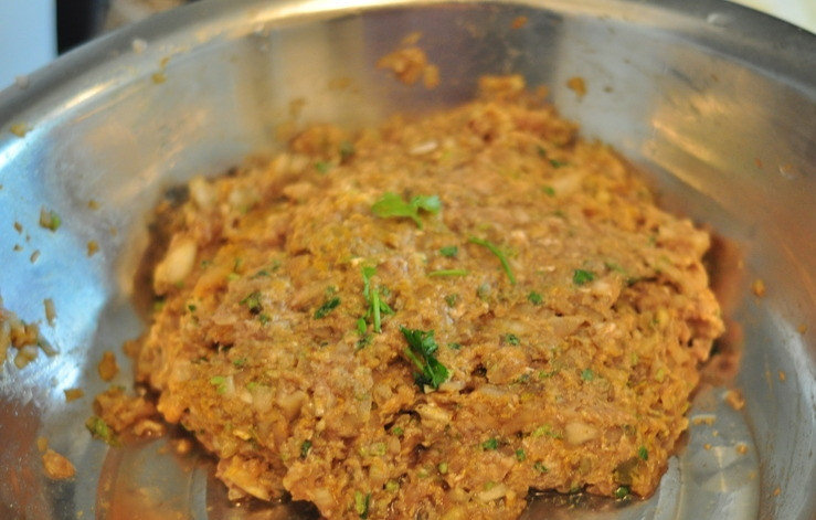 1. Этап. Котлеты из фарша: Смешайте все ингредиенты, кроме манной крупы и масла, сделайте однородную массу.