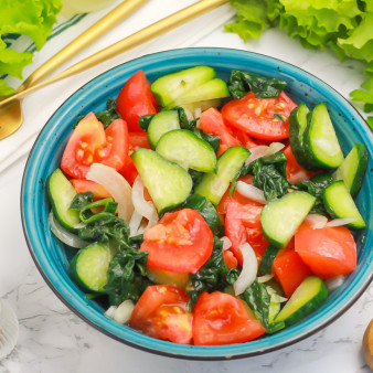 Салат с помидорами, огурцами и шпинатом