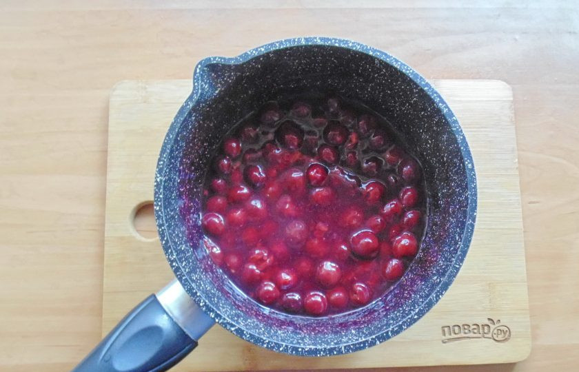 1. Этап. Дрожжевые рогалики с вишней: Разведите крахмал в 3-4 столовых ложках холодной воды, перемешайте и влейте в посуду с вишней. Проварите до консистенции густого киселя, выключите и дайте хорошо остыть.