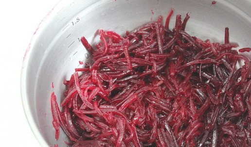 1. Этап. Салат свекольный По-другому: Свеклу нашинковать или натереть на терке.