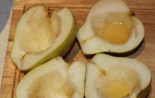 1. Этап. Груша, запеченная с креветками и сыром: 5. Очищенные груши можно немного смазать медом, это придаст блюду дополнительную пикантность.