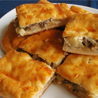 Пирог с картошкой и рыбными консервами