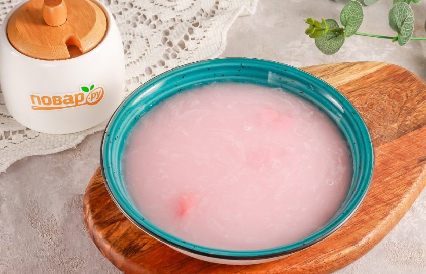 1. Этап. Кисель из концентрата: Влейте в емкость холодную воду и тщательно все размешайте, чтобы сахар и крахмал в ней растворились. Горячую воду не вливайте, иначе крахмал сразу же собьется в комочки и вы их уже не размешаете.