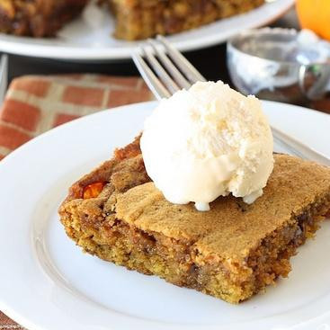 1. Этап. Тыквенные пирожные с карамелью и шоколадом: 7. Нарезать на ломтики. Пирожные хорошо подавать с ванильным мороженым или взбитыми сливками.