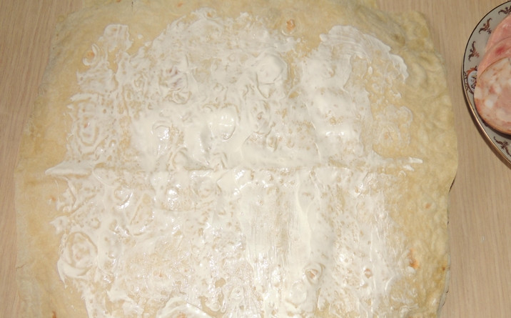 1. Этап. Лаваш с морковью и сыром: Разрежьте каждый лаваш пополам, разложите на столе и смажьте майонезом.