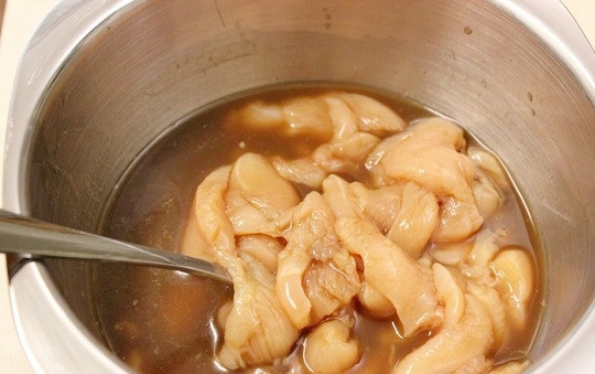 1. Этап. Куриное филе с овощами: 2. В глубокой мисочке соедините соевый соус, красное вино, мед, соль и перец. Добавьте курицу, перемешайте. Оставьте на несколько минут.