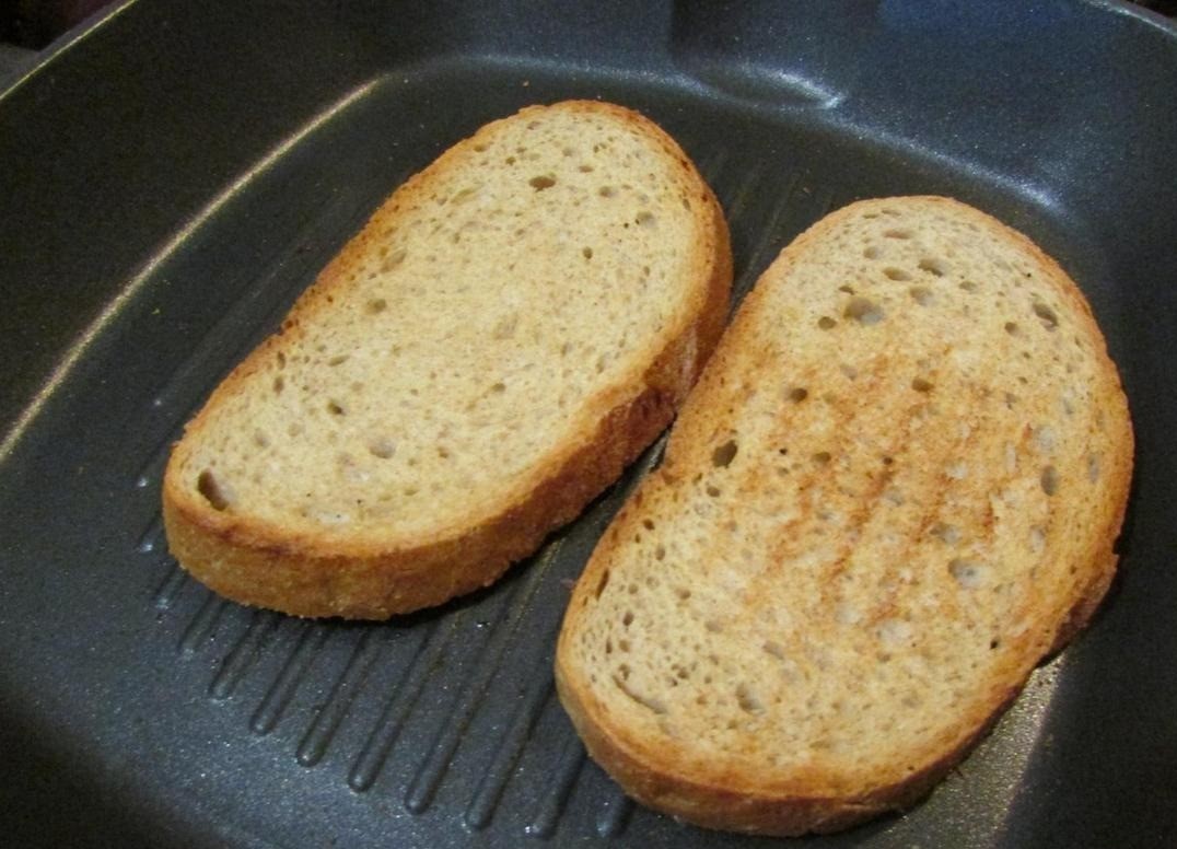 1. Stage. Hennebrod chicken bread: Toast the bread on a grill pan or in a toaster.