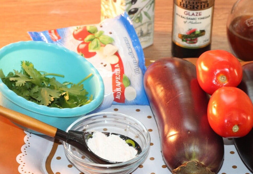 1. Этап. Салат с мягким сыром Чильеджина: 1. Подготовим продукты для салата. Баклажаны, помидоры и кинзу промываем и обсушиваем бумажным полотенцем.