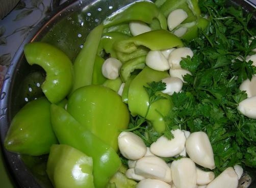 1. Этап. Цветная капуста на зиму в томате: Овощи почистить и помыть.