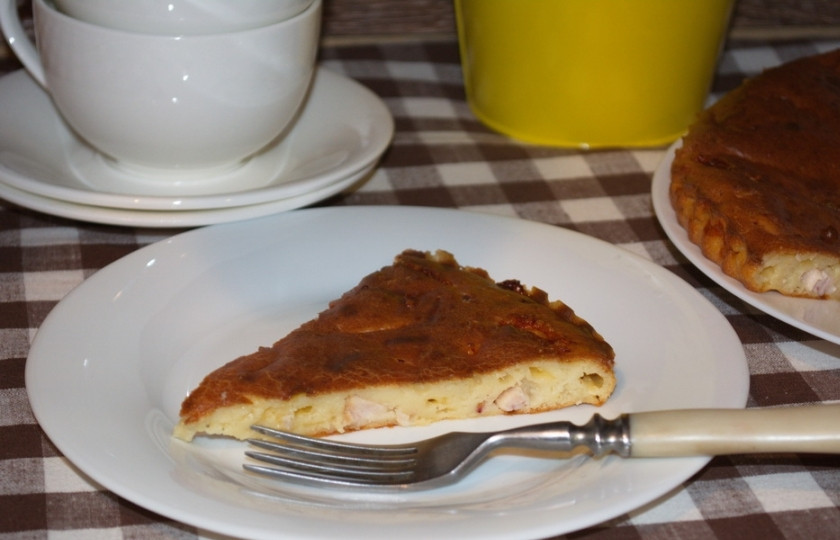 1. Этап. Пирог на сметане с курицей: Разогрейте духовку до 200 градусов. Запекайте пирог в духовке до румяности. Пирог готовится около 40 минут. На поверхности появится приятная румяная корочка.