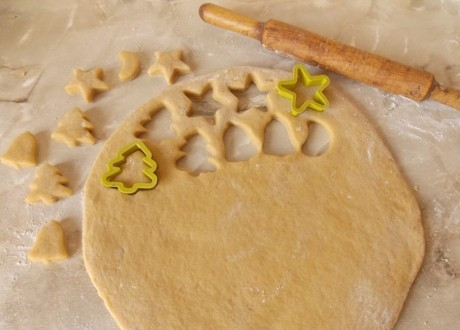 1. Этап. Новогодние пряники: 3. Тесто раскатываем пластом толщиной 1 сантиметр. Формочками или ножом вырезаем нужные фигурки.