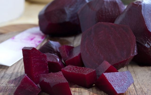 1. Этап. Свекольный соус: Затем остывшие овощи почистите и нарежьте кубиками.