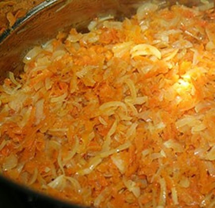 1. Этап. Заправка для борща: Добавьте лук к морковке, протушите их 10 минут.