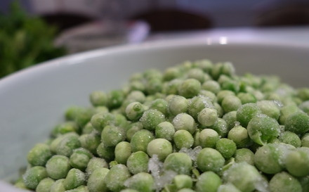 1. Этап. Суп-пюре из горошка с мятой: 3. В кипящую воду выложите горошек. После повторного закипания варите 3-4 минуты. Горошек сразу же откиньте на дуршлаг, сохранив воду, в которой он варился, и поставьте на лед, чтобы остановить процесс варки.