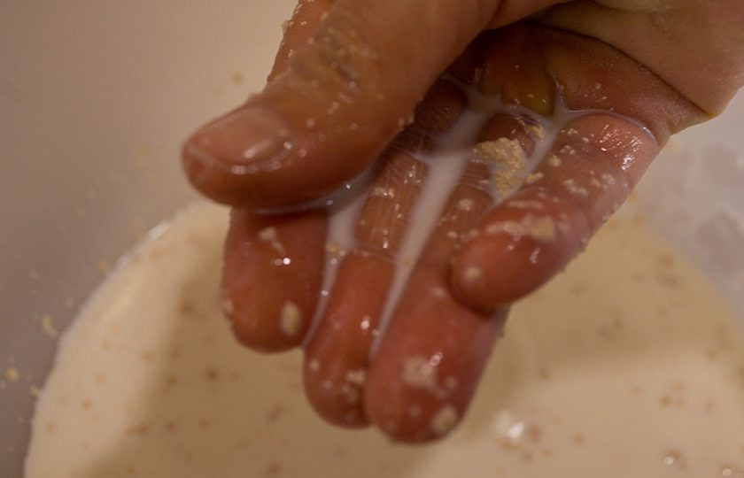 1. Этап. Лепешки из тандыра в духовке: Хорошенько перетираем гранулы сухих дрожжей руками до полного растворения, затем постепенно вводим муку и замешиваем тесто.