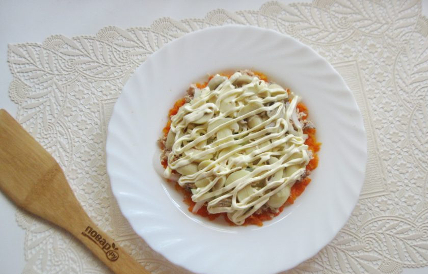 1. Этап. Салат с консервированной горбушей и грибами: Маринованные грибы нарежьте. У меня были шампиньоны. Выложите следующим слоем салата. Смажьте майонезом.