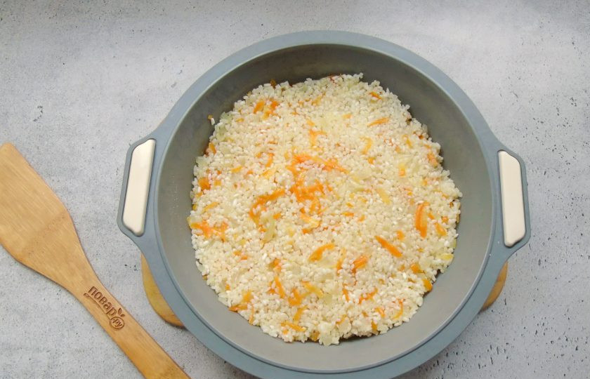 1. Этап. Окорочка с рисом в духовке: После выложите рис с морковью и луком в форму для запекания.