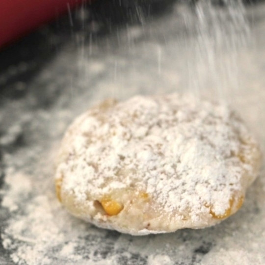 1. Этап. Крабовые крокеты: Затвердевшую смесь делим на 5-6 частей, каждую из которых скатываем в форме пирожка. Каждый пирожок обваливаем в муке.