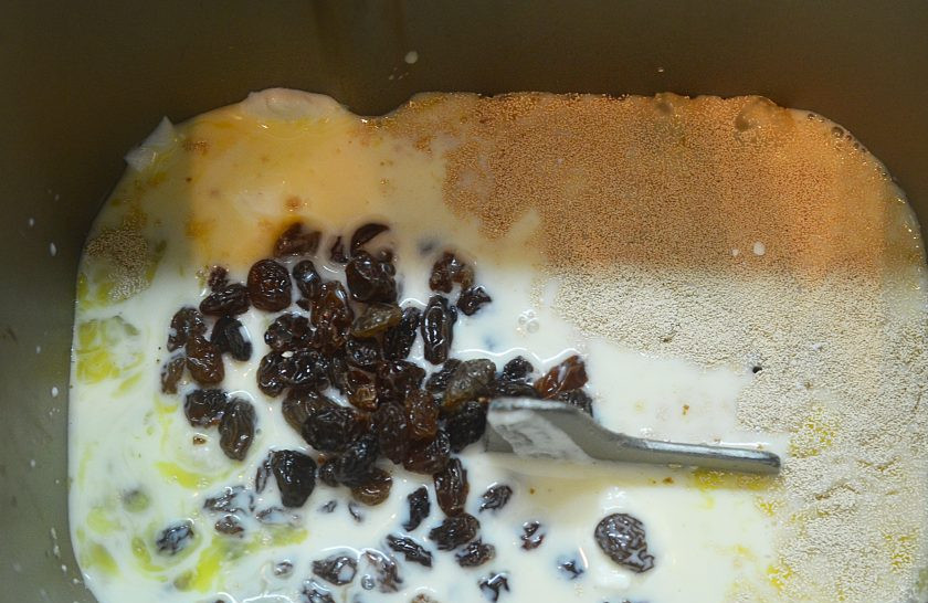 1. Этап. Пасхальный кулич в хлебопечке: 4. Добавьте мед, изюм, сухое молоко, соль.