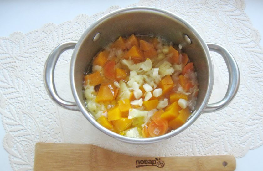1. Этап. Суп-пюре из тыквы и цветной капусты: Варите овощи до готовности. Посолите по вкусу. Добавьте нарезанный чеснок.
