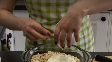 1. Этап. Домашнее овсяное печенье без муки (низкокалорийное): 1. В овсяные хлопья добавьте кефир и смешайте. Оставьте на полчаса, чтобы хлопья впитали кефир и набухли.