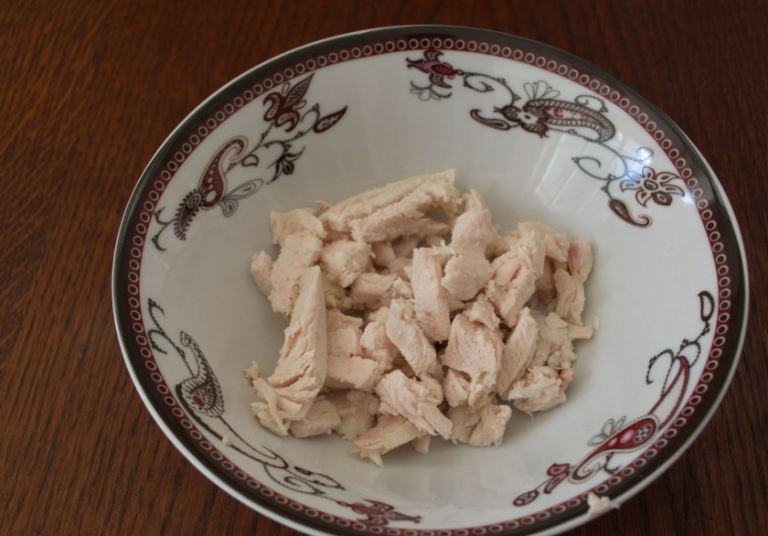 1. Этап. Салат Универсальный: Куриное филе отварить, нарезать тонко или порвать руками.
