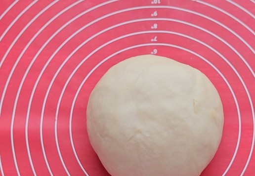 1. Этап. Кутабы с творогом и тунцом: Замесить тесто. Убрать в целлофановый пакет или накрыть пищевой плёнкой, пока будем готовить начинку.