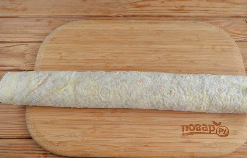 1. Этап. Фарш в лаваше по-провански: Осторожно сверните в рулет лаваш. Все делать нужно быстро, чтобы лаваш с начинкой не успел размокнуть и порваться.