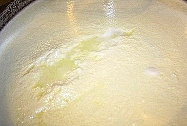 1. Этап. Пасха из молока: И постоянно помешивая варить до тех пор, пока молочный белок не свернется, образовав мягкий творог и прозрачную молочную сыворотку.