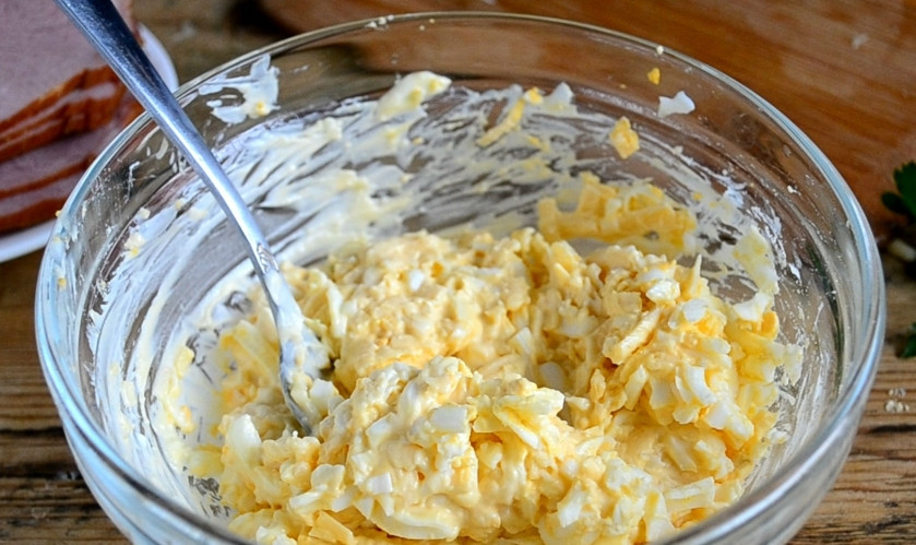 1. Этап. Рулетики из ветчины: Заправьте майонезом, хорошенько перемешайте массу.