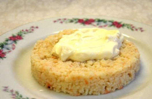 1. Этап. Салат из мяса криля: 4. Салат укладываем слоями. Сначала аккуратно выкладываем на блюдо мясо криля, потом промазываем слой майонезом.